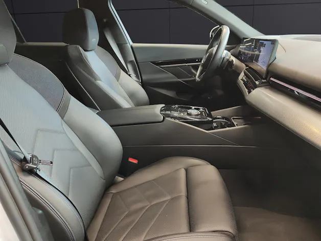 BMW 530e xDrive Touring/Attraktiven Leasingzinssatz ab 0,9 % bei Abschluss einer BMW Fahrzeugversicherung.