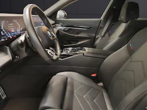BMW 530e xDrive Touring/Attraktiven Leasingzinssatz ab 0,9 % bei Abschluss einer BMW Fahrzeugversicherung.