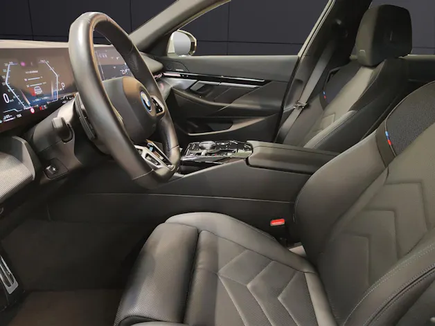 BMW 530e xDrive Touring/Attraktiven Leasingzinssatz ab 0,9 % bei Abschluss einer BMW Fahrzeugversicherung.
