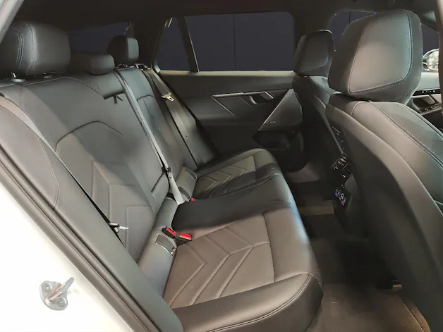 BMW 530e xDrive Touring/Attraktiven Leasingzinssatz ab 0,9 % bei Abschluss einer BMW Fahrzeugversicherung.