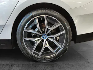 BMW 530e xDrive Touring/Attraktiven Leasingzinssatz ab 0,9 % bei Abschluss einer BMW Fahrzeugversicherung.