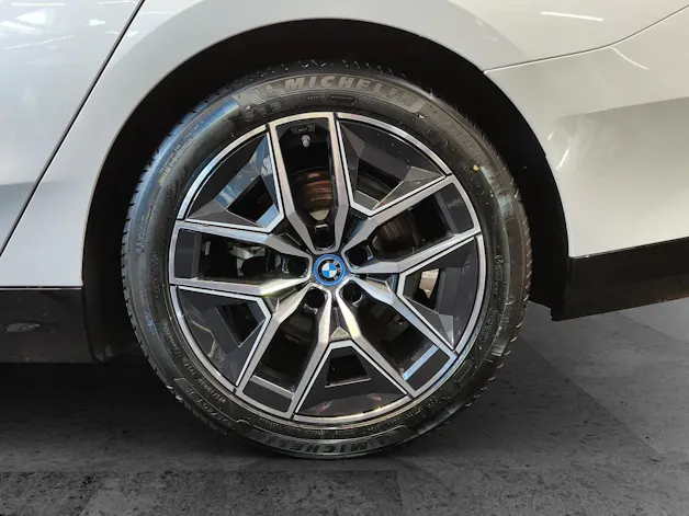 BMW 530e xDrive Touring/Attraktiven Leasingzinssatz ab 0,9 % bei Abschluss einer BMW Fahrzeugversicherung.