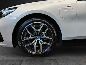 BMW 530e xDrive Touring/Attraktiven Leasingzinssatz ab 0,9 % bei Abschluss einer BMW Fahrzeugversicherung.