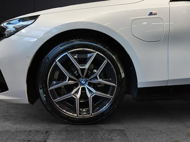 BMW 530e xDrive Touring/Attraktiven Leasingzinssatz ab 0,9 % bei Abschluss einer BMW Fahrzeugversicherung.