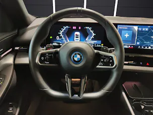 BMW 530e xDrive Touring/Attraktiven Leasingzinssatz ab 0,9 % bei Abschluss einer BMW Fahrzeugversicherung.