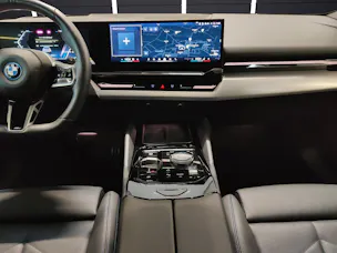 BMW 530e xDrive Touring/Attraktiven Leasingzinssatz ab 0,9 % bei Abschluss einer BMW Fahrzeugversicherung.