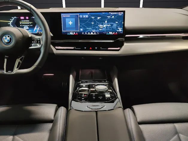 BMW 530e xDrive Touring/Attraktiven Leasingzinssatz ab 0,9 % bei Abschluss einer BMW Fahrzeugversicherung.