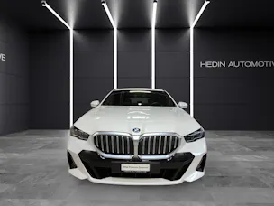 BMW 530e xDrive Touring/Attraktiven Leasingzinssatz ab 0,9 % bei Abschluss einer BMW Fahrzeugversicherung.
