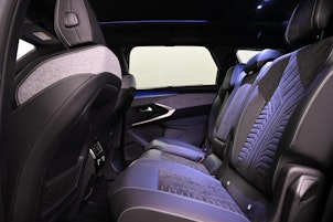 Vehicle image PEUGEOT 5008 1.2 Hybrid GT