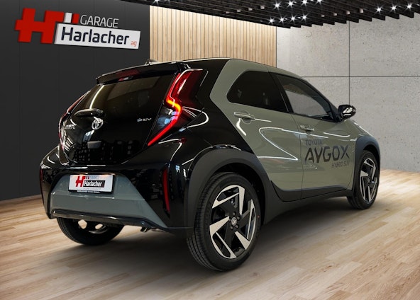 Vehicle image 4 Vehicle image 4