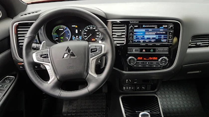 MITSUBISHI OUTLANDER 4
