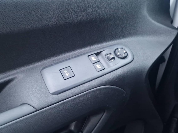 Vehicle image 9 Vehicle image 9