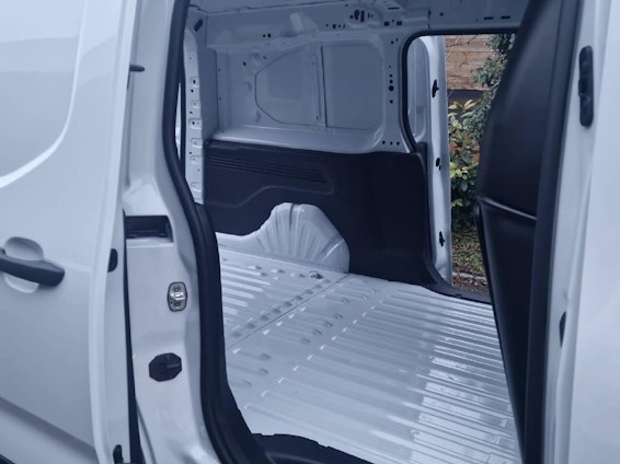 Vehicle image 16 Vehicle image 16