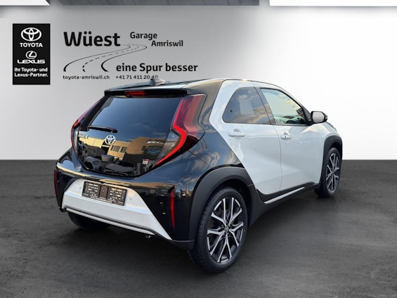 Vehicle image 4 Vehicle image 4