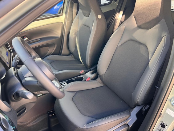 Vehicle image 9 Vehicle image 9