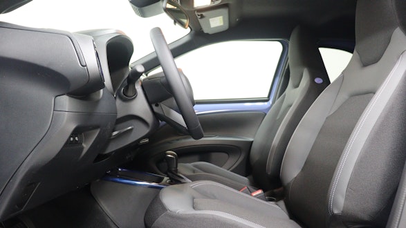 TOYOTA Aygo X 1.5 VVT-i HSD Style 2