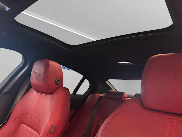 Jaguar XE 2.0 T 300 Sport AWD