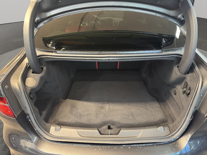 Vehicle image JAGUAR XE