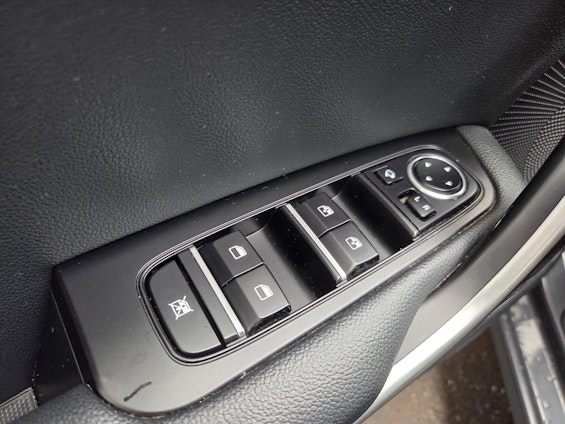 Vehicle image 16 Vehicle image 16