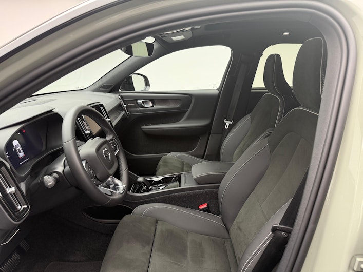 Vehicle image VOLVO XC40