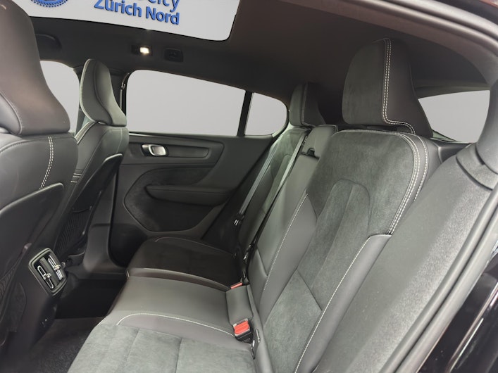 Vehicle image VOLVO C40