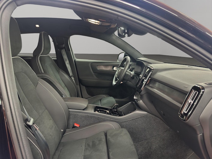 Vehicle image VOLVO C40