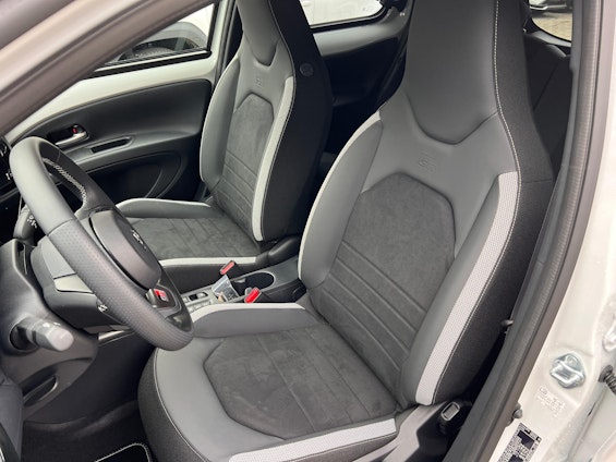 Vehicle image 9 Vehicle image 9