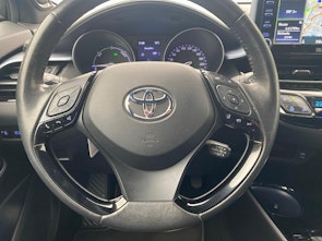 Vehicle image TOYOTA C-HR 2.0 VVTi HSD Trend