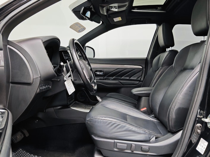 Vehicle image MITSUBISHI OUTLANDER