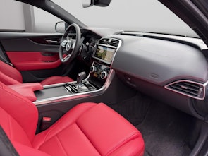 Vehicle image JAGUAR XE 2.0 T 300 Sport AWD mit Anhängerkupplung