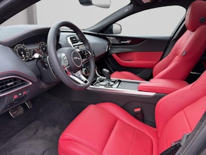 Vehicle image JAGUAR XE 2.0 T 300 Sport AWD mit Anhängerkupplung