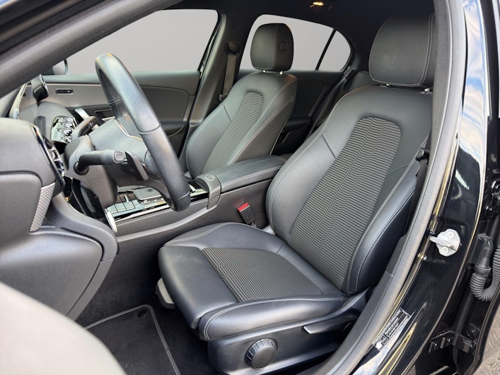 Vehicle image MERCEDES-BENZ A 180