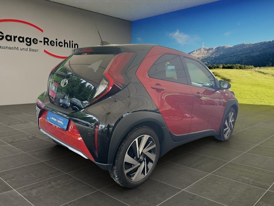 Vehicle image 4 Vehicle image 4