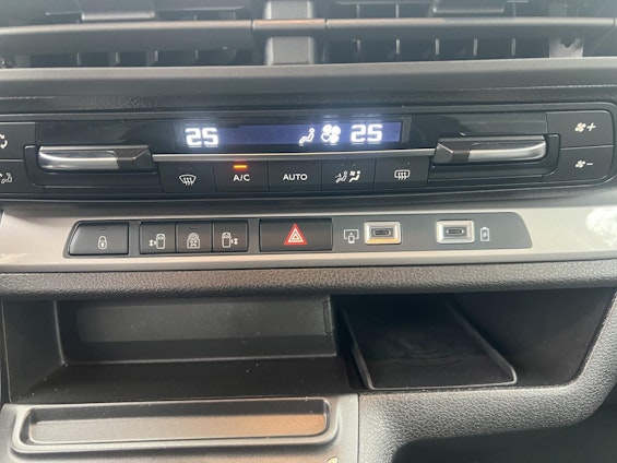 Vehicle image 14 Vehicle image 14