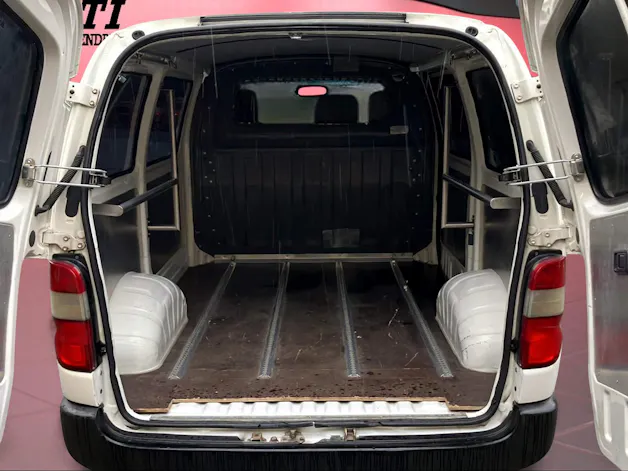Toyota HIACE Kombi LWB 2.5 D-4D 3 P.