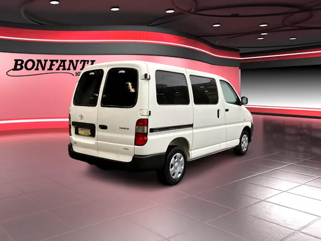 Toyota HIACE Kombi LWB 2.5 D-4D 3 P.