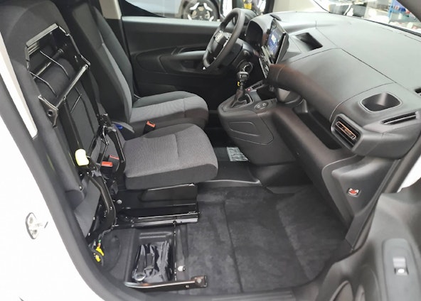 Vehicle image 9 Vehicle image 9