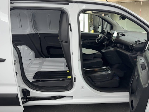 Vehicle image 11 Vehicle image 11