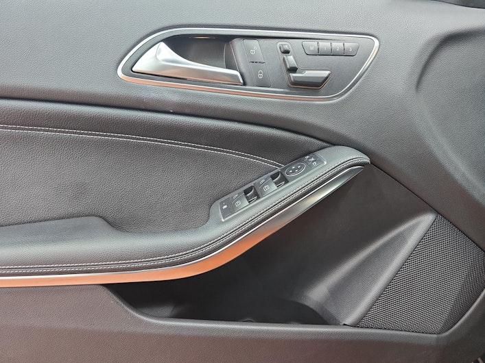 Vehicle image MERCEDES-BENZ GLA 200