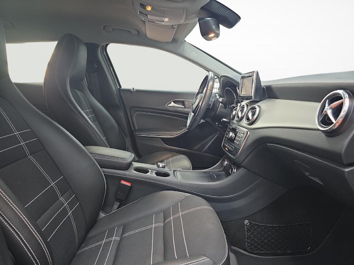 Vehicle image MERCEDES-BENZ GLA 200