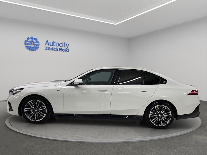 Vehicle image BMW 5 SERIES