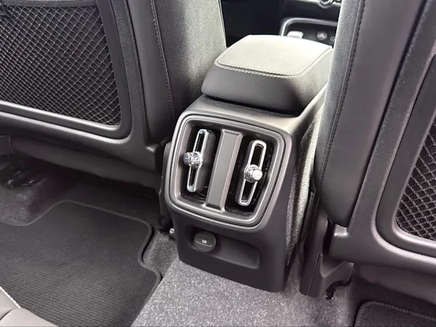 Volvo XC40 B3 Benzin Mild Hybrid Plus Dark DCT
