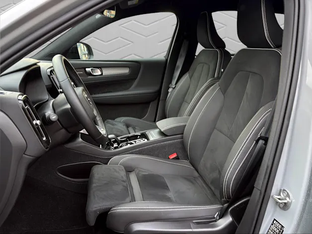 Volvo XC40 B3 Benzin Mild Hybrid Plus Dark DCT