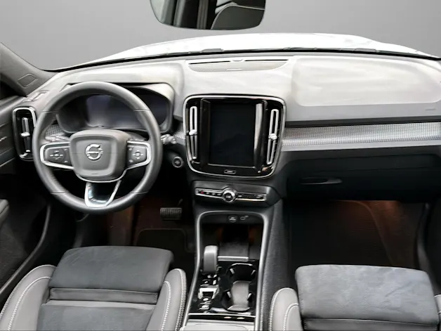 Volvo XC40 B3 Benzin Mild Hybrid Plus Dark DCT