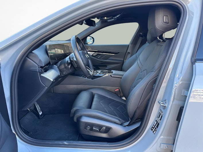 Vehicle image BMW 5 SERIES