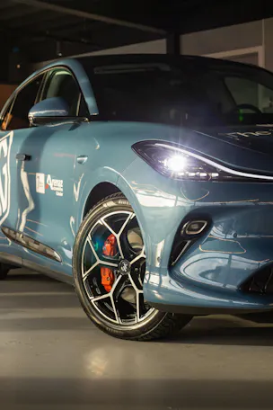 MG IM6 100kWh Performance 21" with active damping control system & air suspension