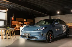 MG IM6 100kWh Performance 21" with active damping control system & air suspension