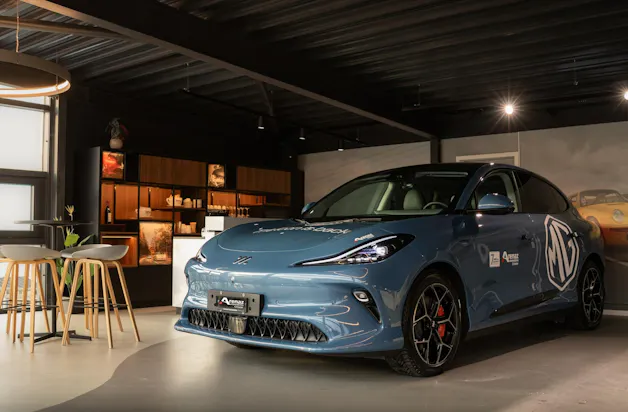 MG IM6 100kWh Performance 21" with active damping control system & air suspension