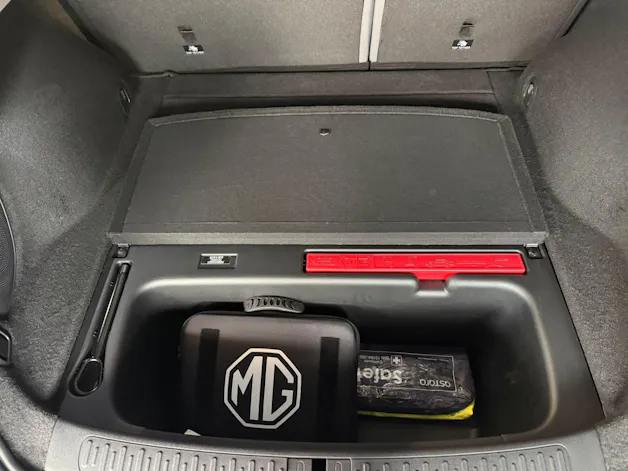 MG IM6 100kWh Performance 21" with active damping control system & air suspension