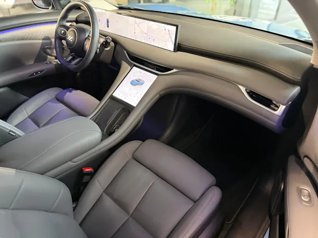 MG IM6 100kWh Performance 21" with active damping control system & air suspension